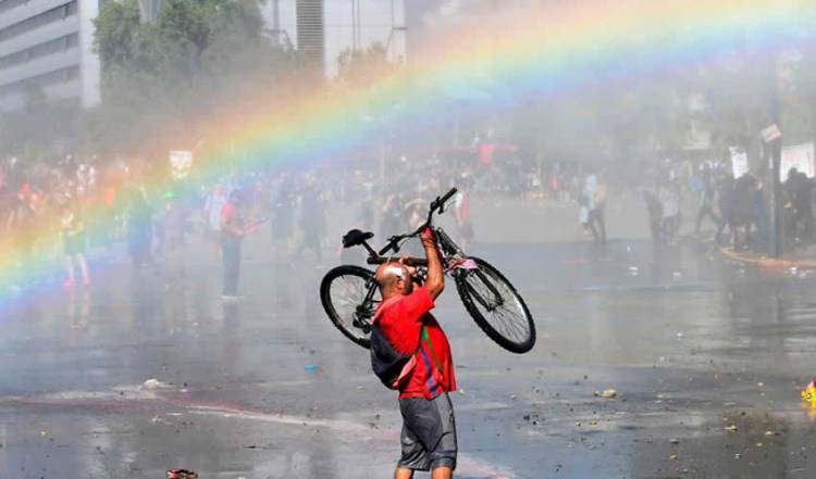 ESTALLIDO EN CHILE: LOS ANUNCIOS DE SEBASTIÁN PIÑERA NO CONFORMAN Y LA GENTE SIGUE EN LAS CALLES CON PROTESTAS