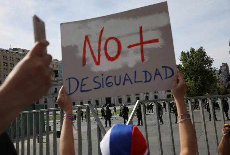CRISIS EN CHILE: SEBASTIÁN PIÑERA CEDE TRAS LA GIGANTESCA MARCHA, LEVANTA EL TOQUE DE QUEDA Y CAMBIA EL GABINETE