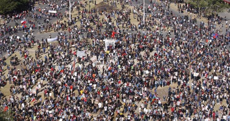 CRISIS CHILENA: OTRA MARCHA MULTITUDINARIA ESTREMECIÓ A CHILE Y VOLVIÓ A DESAFIAR AL GOBIERNO DE SEBASTIÁN PIÑERA