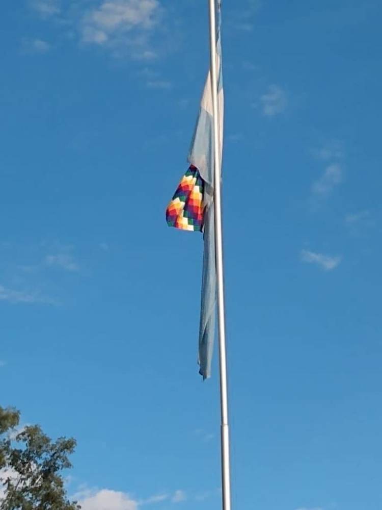 EN UN COLEGIO DE SALTA IZARON LA BANDERA DE LOS PUEBLOS ORIGINARIOS EN SOLIDARIDAD CON EL PUEBLO BOLIVIANO