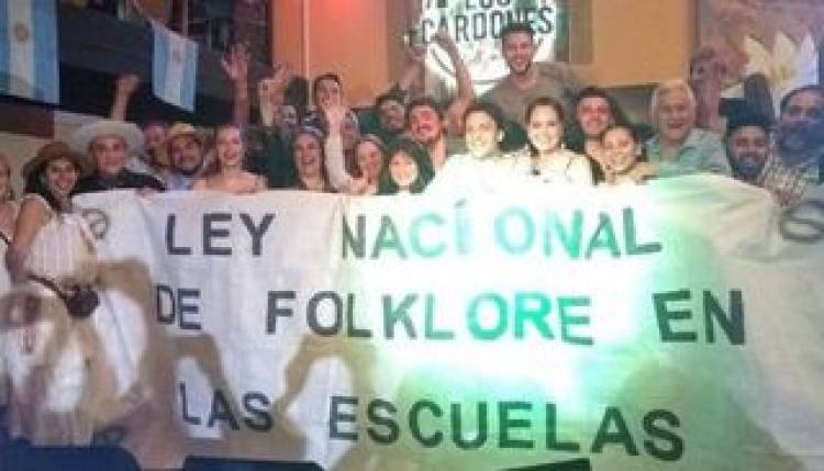 AHORA LAS ESCUELAS DEBERÁN ENSEÑAR FOLCLORE