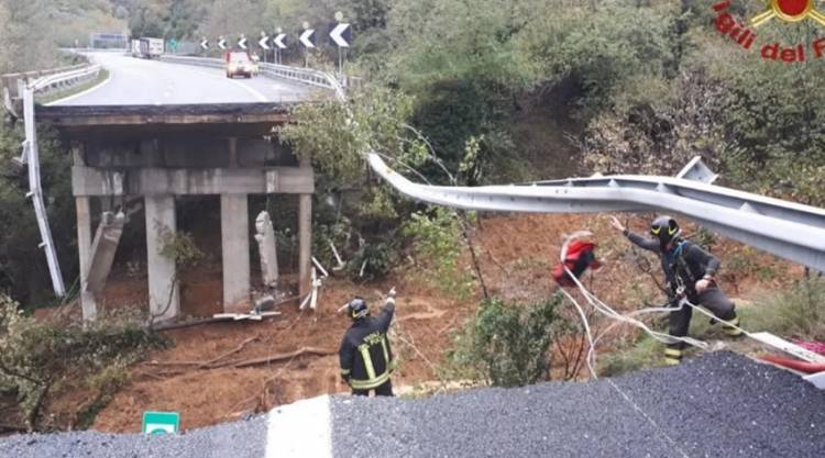 ITALIA: EN EL NORTE DE LA PENÍNSULA SE DERRUMBÓ UNA AUTOPISTA A LO LARGO DE 30 METROS POR LAS FUERTES LLUVIAS