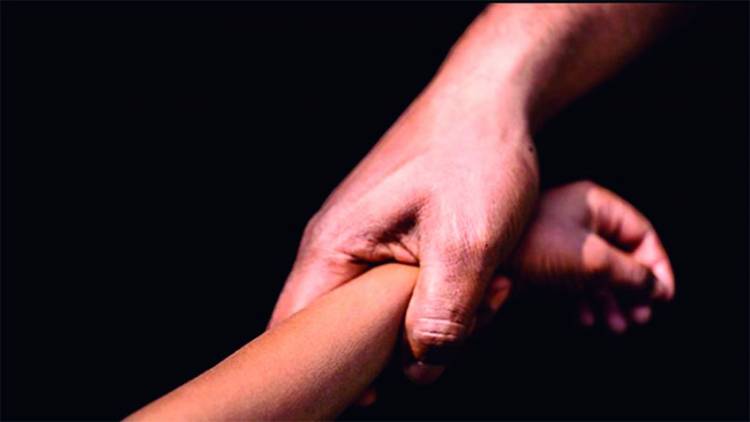 HORROR EN SANTIAGO DEL ESTERO: LLEVABA A SU HIJASTRA DE 6 AÑOS A LA ESCUELA Y LA VIOLABA EN EL CAMINO