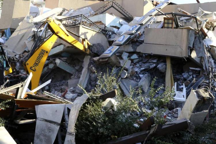 AL MENOS 6 MUERTOS Y 150 HERIDOS POR UN TERREMOTO EN ALBANIA