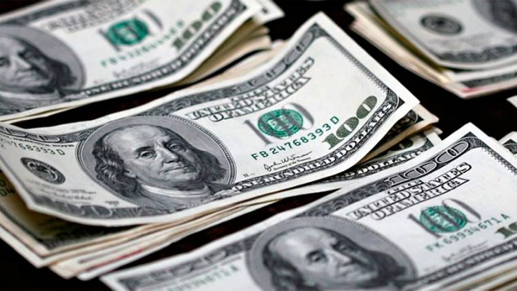 EL DÓLAR "BLUE" SIGUE SIBIENDO, ROZÓ LOS $70 Y LA BRECHA CON EL BILLETE OFICIAL SUPERÓ EL 10%