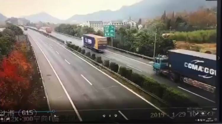 CHINA: VIDEO VIRAL UN AUTOMOVILISTA SE SALVA DE SER APLASTADO POR UN CONTENEDOR