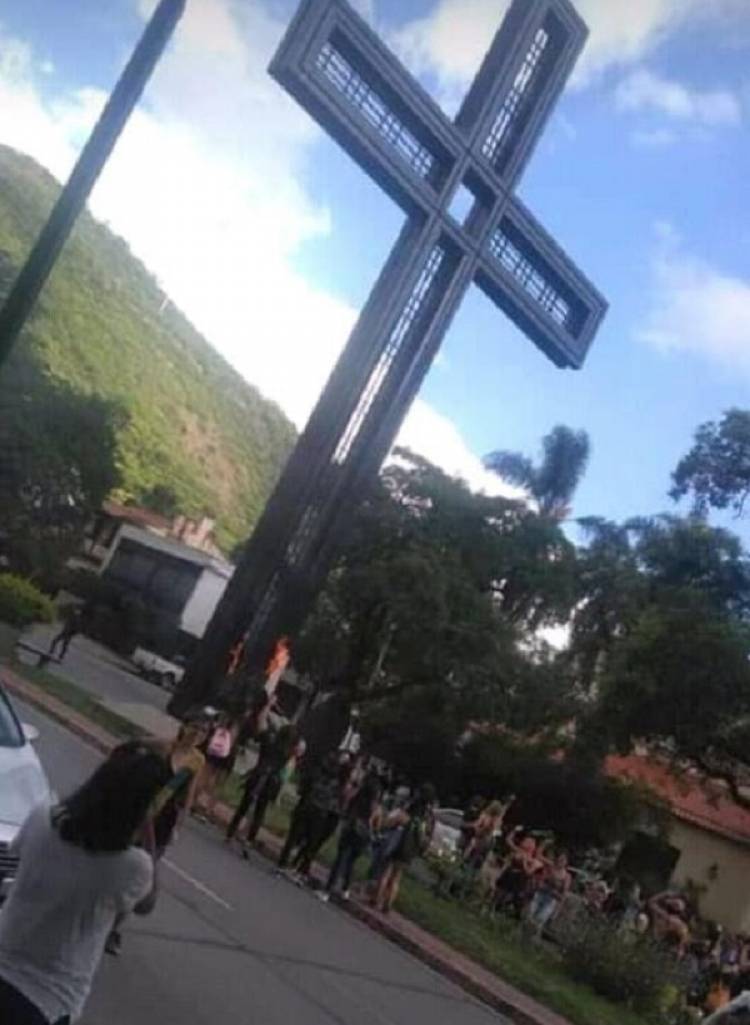 SALTA: FEMINISTAS PRENDIERON FUEGO LA CRUZ DEL PASEO GÜEMES