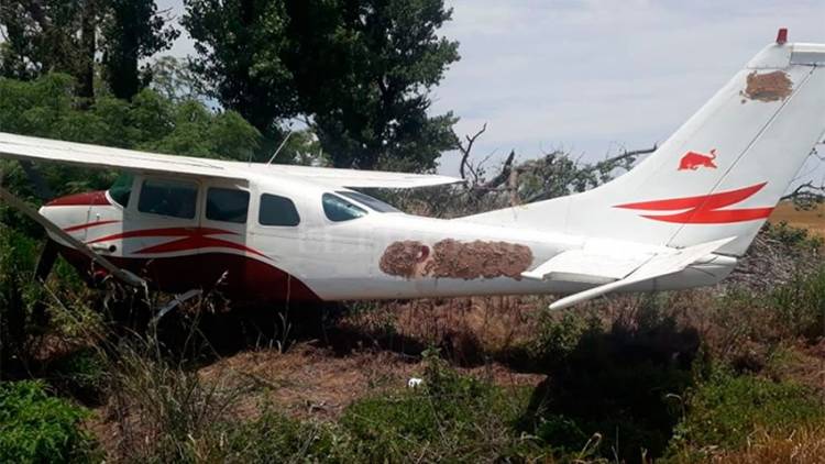 MISTERIO EN SANTA FE POR EL HALLAZGO DE UNA AVIONETA NARCO ABANDONADA Y OCULTA EN UN CAMPO