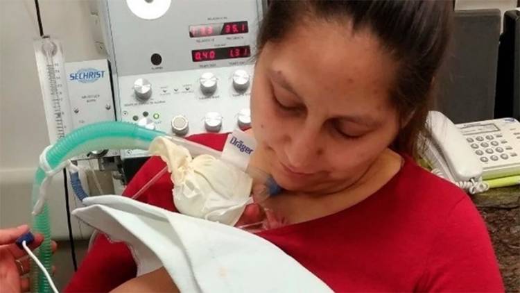 "ES UNA GUERRERA": EN COMODORO RIVADAVIA, TRIGEMELA RECIBIÓ EL ALTA TRAS 110 DÍAS INTERNADA