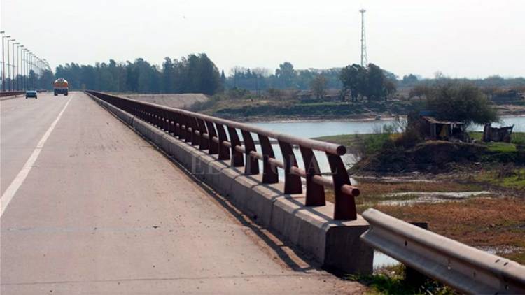 BRUTAL ATAQUE A UNA MUJER TRANS EN SANTA FE: LA ARROJARON AL RÍO DESDE UN PUENTE