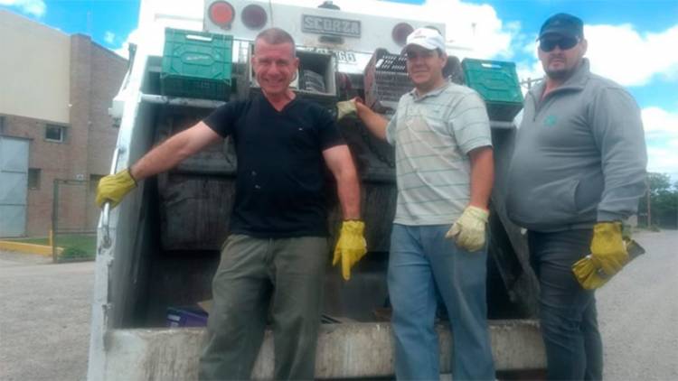EN CHUBUT, UN INTENDENTE Y SUS CONCEJALES SALIERON A JUNTAR LA BASURA POR PARO DE RECOLECTORES
