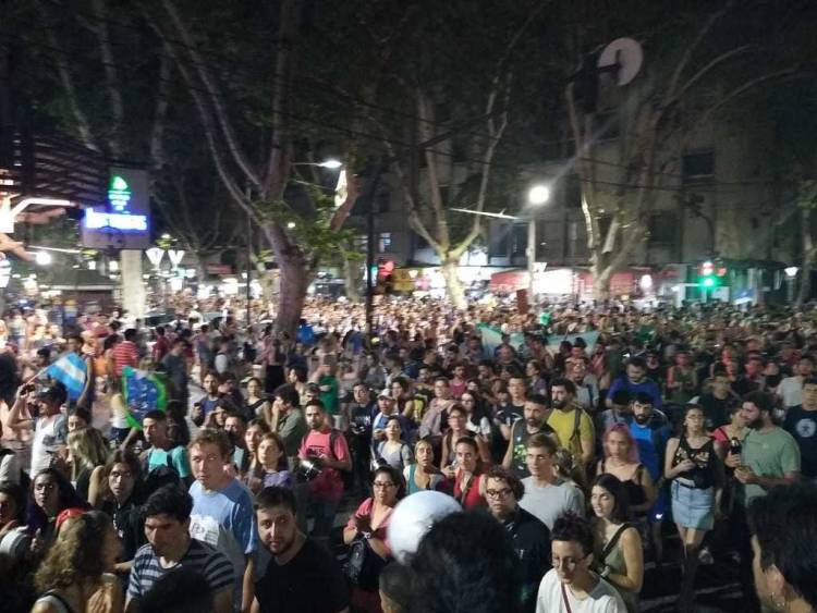INCIDENTES Y REPRESIÓN EN MENDOZA DURANTE LA MASIVA PROTESTA  CONTRA LA REFORMA MINERA Y SE EXTIENDE HASTA LA NOCHE
