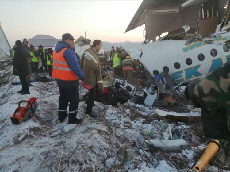 SE ESTRELLÓ UN AVIÓN EN KAZAJISTÁN: HAY AL MENOS 12 MUERTOS Y 49 HERIDOS