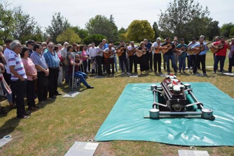 ÚLTIMO ADIÓS A FÉLIX MÁXIMO MARÍA: AL SON DE GUITARRAS, VILLA MERCEDES DESPIDIÓ AL GRAN ARTISTA CUYANO