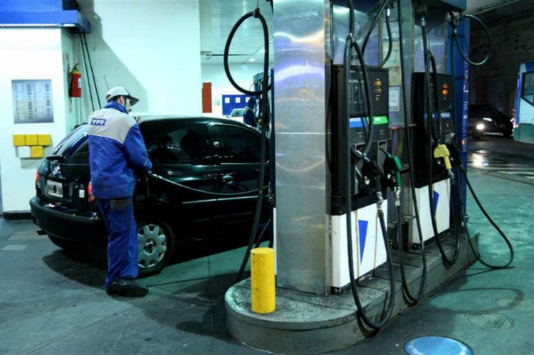 YPF: EL GOBIERNO DIO MARCHA ATRÁS CON EL AUMENTO DEL 5% EN COMBUSTIBLES QUE COMENZABA A REGIR DESDE MAÑANA
