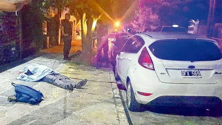EN BUENOS AIRES, POLICÍA MATÓ A DOS LADRONES QUE TENÍAN CAUTIVA A SU FAMILIA EN SU CASA