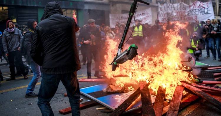PROTESTA CONTRA EL GOBIERNO DE MACRON: LA HUELGA DE TRANSPORTES EN FRANCIA, CAMINO DE SUPERAR TODOS LOS RÉCORDS