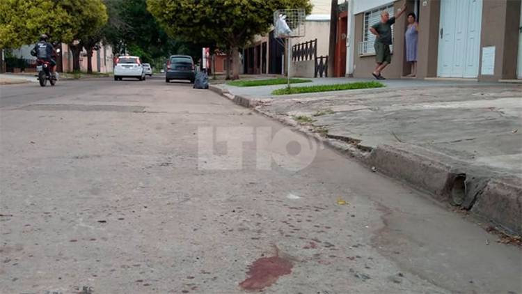 CANSADOS DE LOS ROBOS, EN UN BARRIO DE SANTA FE, VECINOS GOLPEARON A DELINCUENTES QUE ASALTARON A UNA MUJER