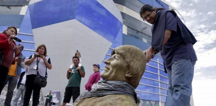 ROMPEN A MARTILLAZOS UN BUSTO DE EVO MORALES Y LO RETIRAN DE UN POLIDEPORTIVO EN BOLIVIA