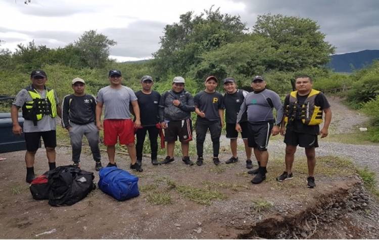 LA POLICÍA RESCATÓ A 4 JÓVENES SALTEÑOS POR LA CRECIDA DE UN RÍO