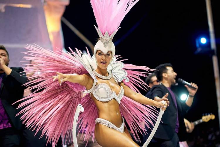 EN LA SEGUNDA NOCHE DEL CARNAVAL DEL PAÍS HUBO MAS DE 15.000 PERSONAS EN EL CORSÓDROMO DE GUALEGUAYCHÚ