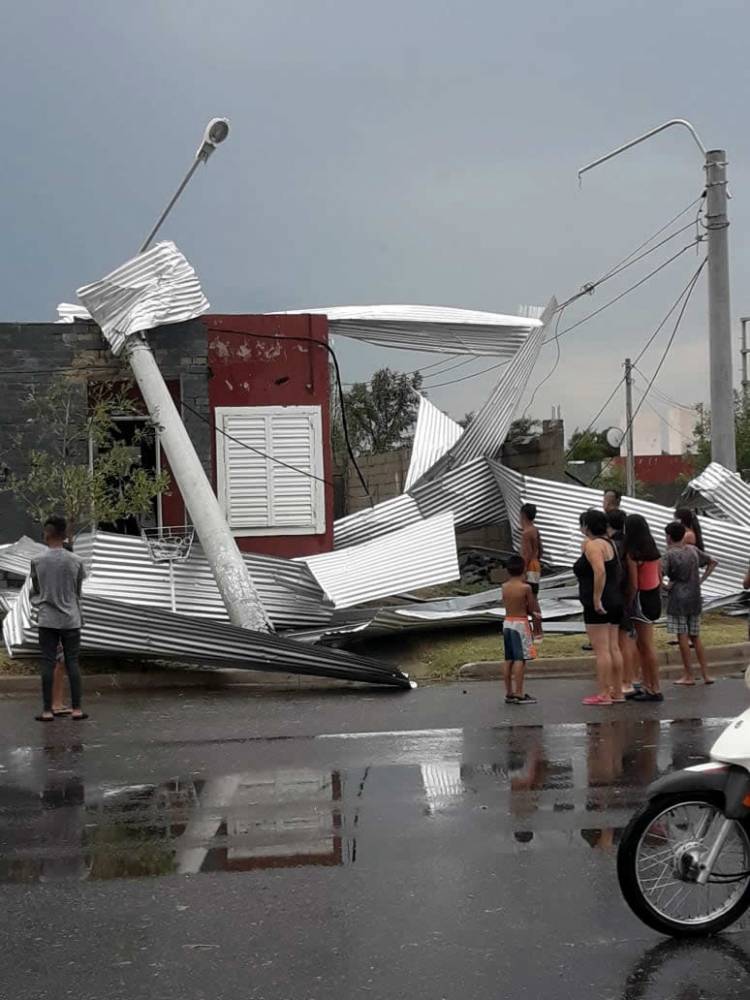 FUERTE TORMENTA EN VILLA MERCEDES PROVOCA DESTROZOS EN GRAN PARTE DE LA CIUDAD