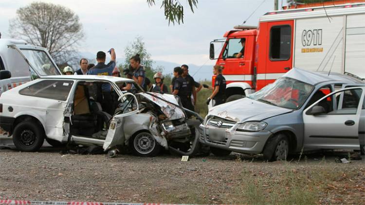 NUEVA TRAGEDIA VIAL, POR CHOQUE FRONTAL EN MENDOZA HAY TRES MUERTOS Y CINCO HERIDOS