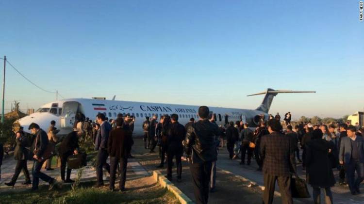 IRÁN: UN AVIÓN COMERCIAL ATERRIZÓ EN PLENA CALLE