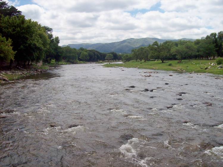 UNA PAREJA FUE RESCATADA EN EL RÍO COSQUÍN
