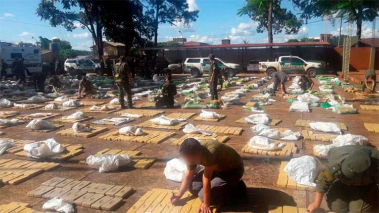 UN CAMIÓN SE ATASCÓ EN MISIONES, GENDARMES QUISIERON AYUDAR Y HALLARON 10 MIL KILOS DE DROGA