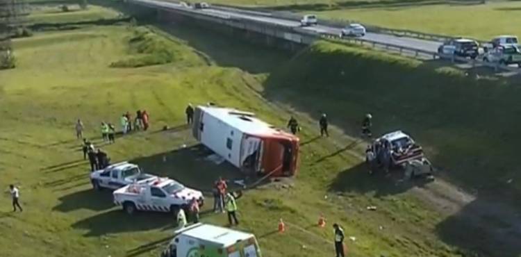 DOS MUERTOS Y 13 HERIDOS EN OTRO VUELCO DE UN COLECTIVO EN LA RUTA 2