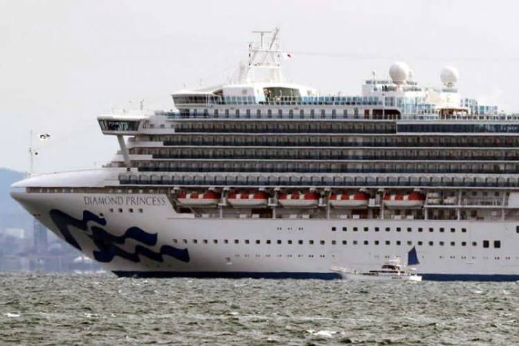 EN UN CRUCERO QUE TIENE 3.700 PASAJEROS A BORDO PUESTO EN CUARENTENA EN JAPÓN, DETECTAN UNOS 10 CASOS DE CORONAVIRUS