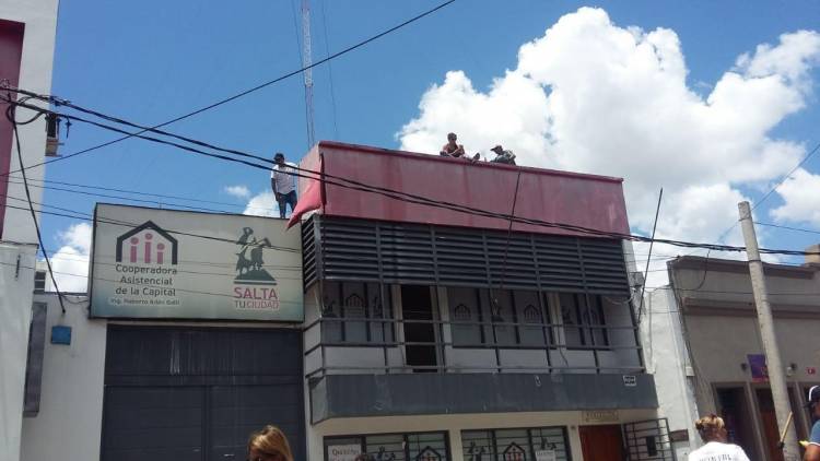 EN SALTA TRABAJADORES DE LA COOPERADORA ASISTENCIAL AMENAZAN CON TIRARSE DEL EDIFICIO