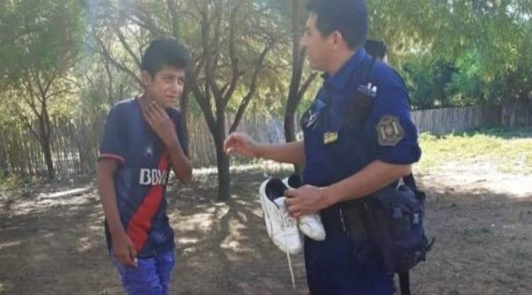 SALTA: UN POLICÍA LE REGALÓ SUS ZAPATILLAS A UN NENE QUE CAMINABA CON SUS OJOTAS ROTAS