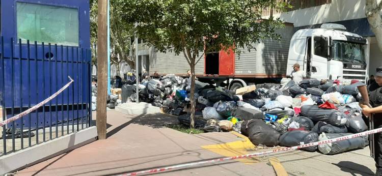 EN UN OPERATIVO LEY DE MARCAS EN VILLA MERCEDES, LA POLICÍA FEDERAL INCAUTÓ 400 BULTOS DE ROPA