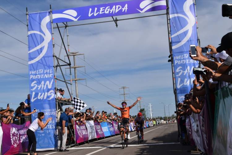 SERGIO FREDES GANÓ LA ETAPA INICIAL DE LA “VUELTA DEL PROVENIR” EN SAN LUIS, MAURICIO QUIROGA SUBIÓ AL PODIO Y FUE EL MEJOR LOCAL