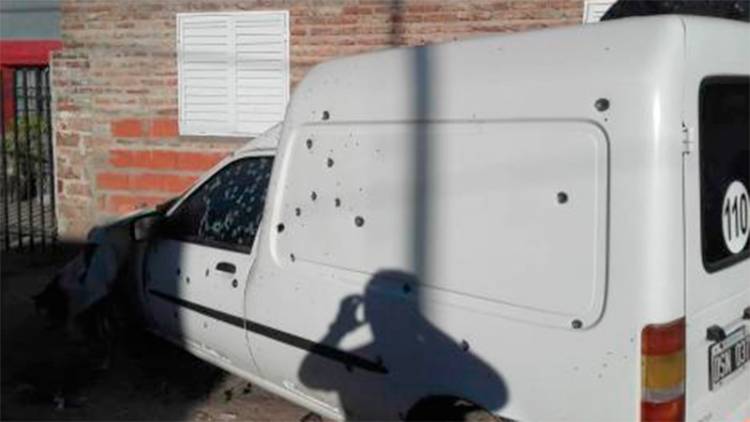 HIRIERON A UN VECINO EN TREMENDA BALACERA ENTRE BANDAS DE BARRIO SANTAFESINO POR "DISPUTA TERRITORIAL"