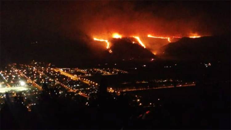 CONTINÚAN TRABAJANDO EN EL INCENDIO PRODUCIDO EN ESQUEL, PARA EVITAR QUE EL FUEGO LLEGUE A ZONAS HABITADAS