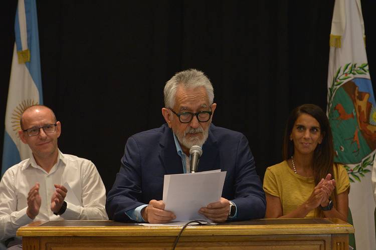 EL GOBERNADOR DE SAN LUIS OTORGÓ UN AUMENTO SALARIAL DEL 40% PARA LA ADMINISTRACIÓN PÚBLICA, RECATEGORIZACIONES Y MÁS BENEFICIOS PARA LOS PLANES SOCIALES