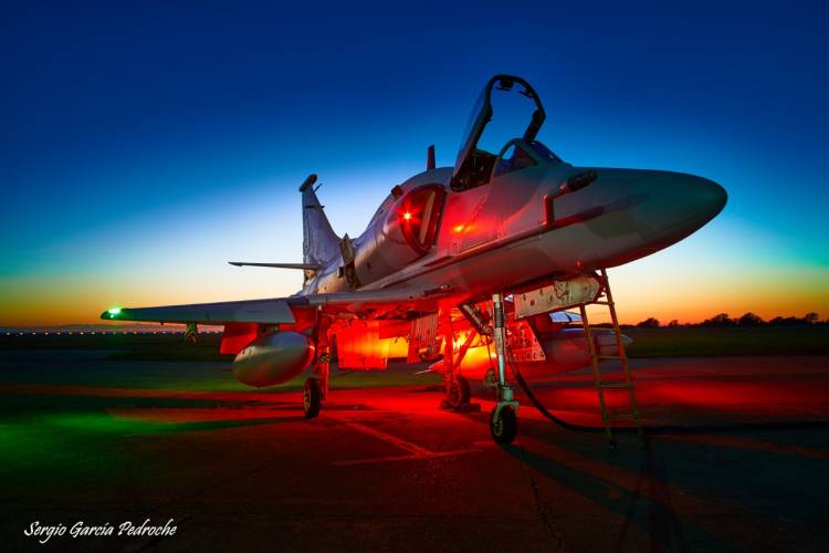 SAN LUIS: VUELO DE ADIESTRAMIENTO NOCTURNO DE LOS A-4 AR DE LA V BRIGADA AÉREA