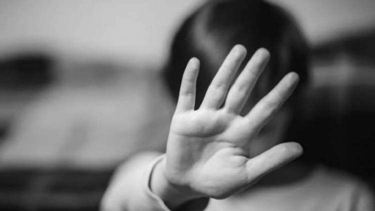 UN POLICÍA EN BUENOS AIRES ABUSABA DE SU HIJA DE 10 AÑOS, LA OBLIGABA A MANDARLE FOTOS Y VIDEOS