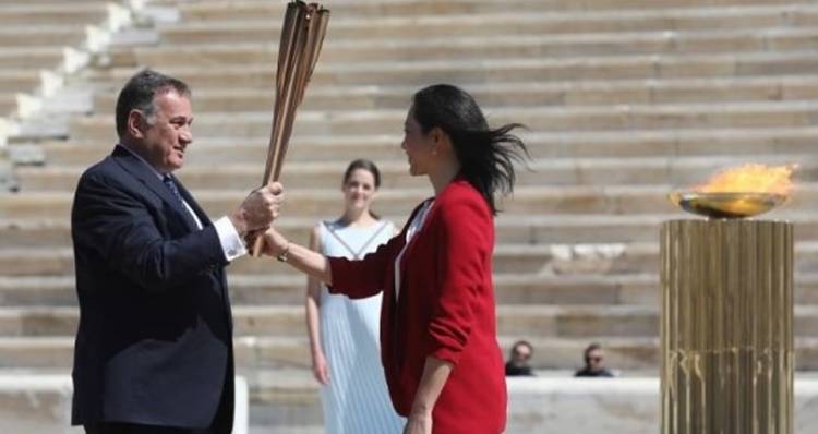 A PESAR DE LA PANDEMIA Y EN MEDIO DE UNA POLÉMICA, EL FUEGO OLÍMPICO NO SE APAGA Y VA CAMINO A JAPÓN