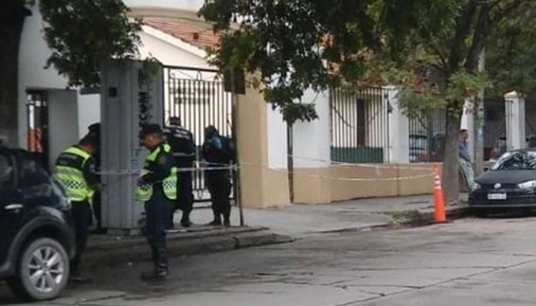 SALTEÑO PERDIÓ EL CONTROL DE SU MOTO Y QUEDO INCRUSTADO EN LA PARED DE UN HOSPITAL