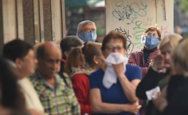 DEBIDO A LARGAS COLAS DEL VIERNES LOS BANCOS ABRIRÁN SÁBADO Y DOMINGO PARA PAGAR A JUBILADOS Y BENEFICIOS SOCIALES