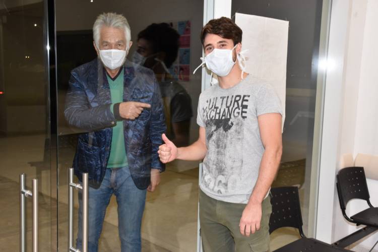 SAN LUIS YA NO TIENE CASOS ACTIVOS DE CORONAVIRUS: EL GOBERNADOR ACOMPAÑÓ AL PACIENTE NÚMERO 10 AL QUE LE DIERON EL ALTA HOSPITALARIA