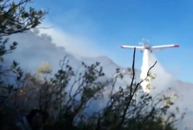 CON LA AYUDA DE UN AVIÓN HIDRANTE Y UN HELICÓPTERO, CONTINÚA LA LUCHA CONTRA LOS INCENDIOS EN LAS SIERRAS CENTRALES DE SAN LUIS