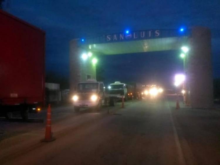 SAN LUIS: ESTÁN VARADOS EN DESAGUADERO, EL GOBIERNO DE MENDOZA NO PERMITE EL PASO DE LOS CAMIONES QUE VAN A CHILE
