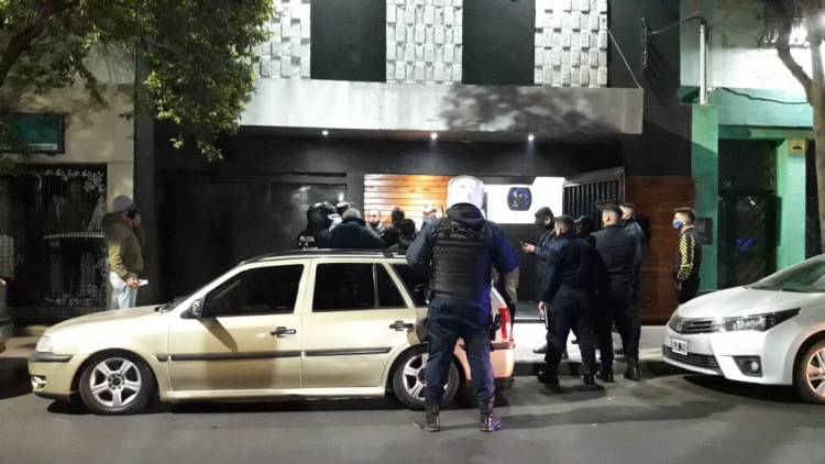 ESTE SÁBADO EN LA CIUDAD SAN LUIS DETIENEN A 106 PERSONAS Y CLAUSURAN UN RESTOBAR POR VIOLAR EL DISTANCIAMIENTO