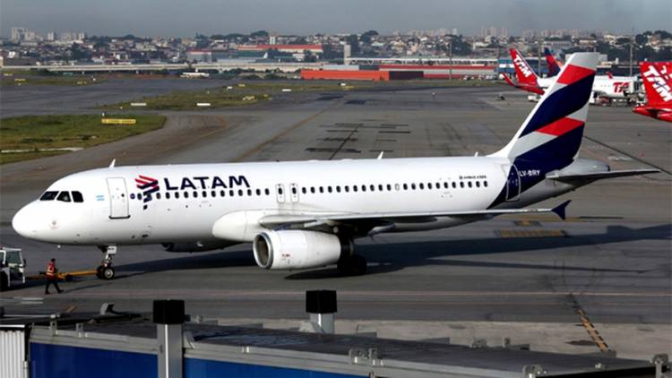 LATAM DEJA DE VOLAR EN ARGENTINA Y UNOS 1.700 TRABAJADORES SERÁN DESPEDIDOS