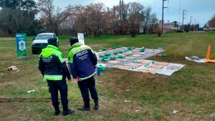 UNA CAMIONETA QUE VOLCÓ TRAS ESQUIVAR UN CONTROL Y DESCUBREN QUE TRANSPORTABA MÁS DE 600 KILOS DE DROGA